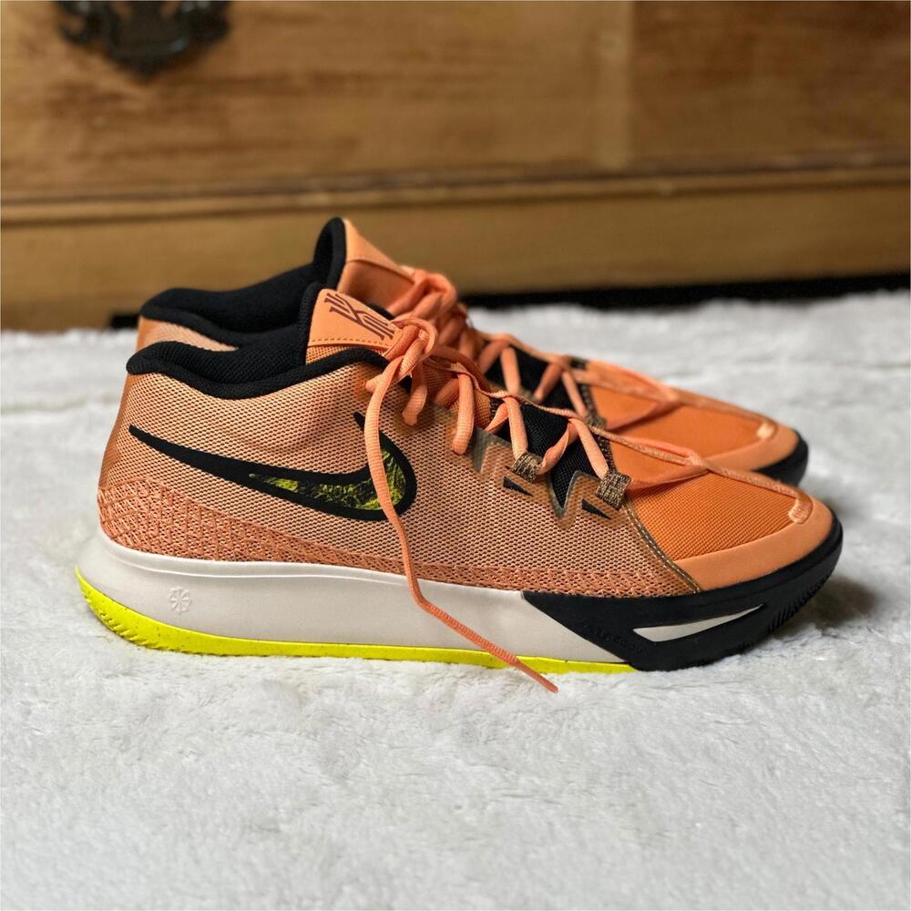 NWOB Nike Kyrie Flytrap 6 Orange Basketball Sneakers Mens 12